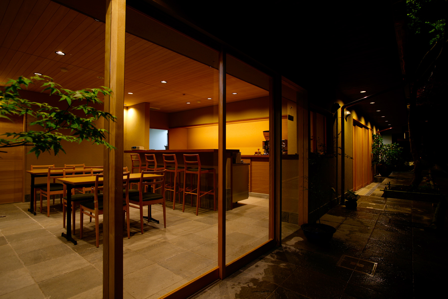 エントランス｜カフェ CAFE 土壁、石貼の土間、板張りの天井仕上げ 店舗デザイン京都 