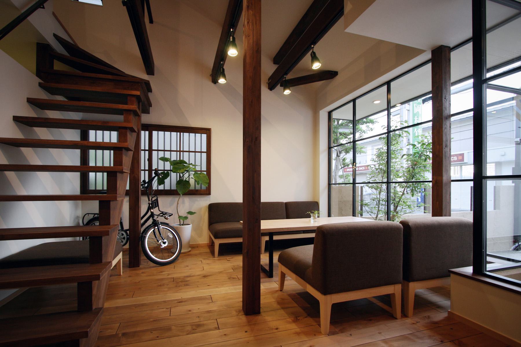 オフィスデザインリノベーション 吹き抜け カフェ風 プレゼンルーム 店舗デザイン京都