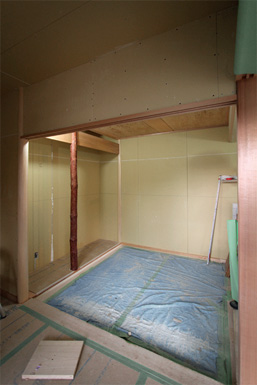空間の一角の和室｜無垢古建具の天井｜マンション京都