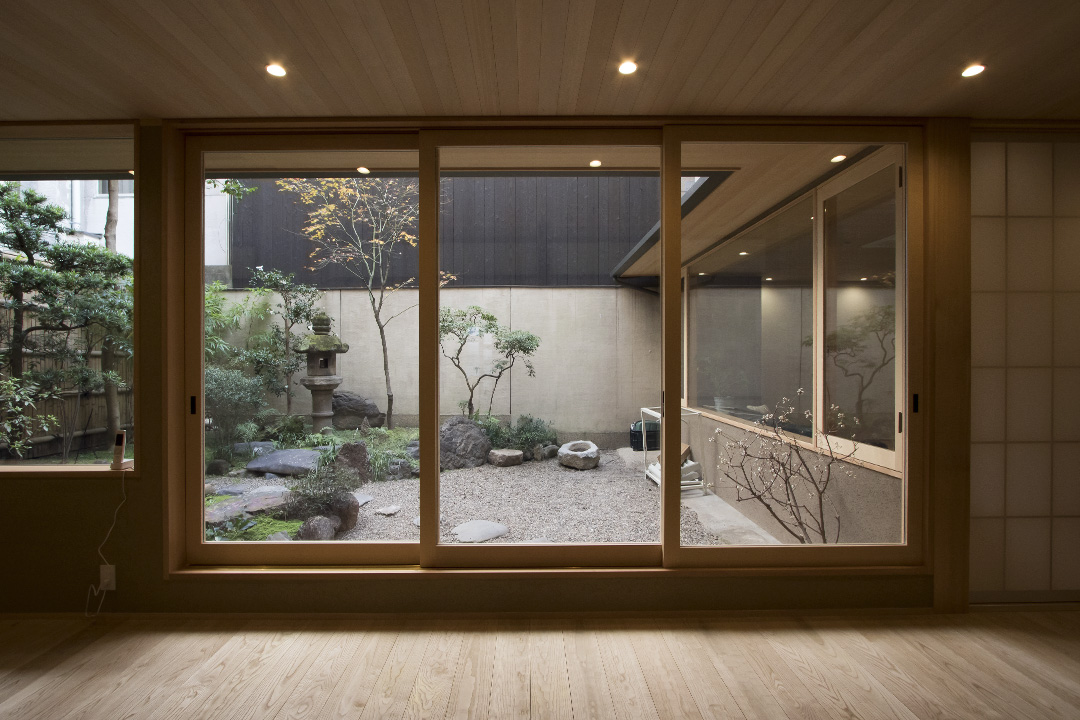 庭が見えるリビング空間 和風の京都の庭
