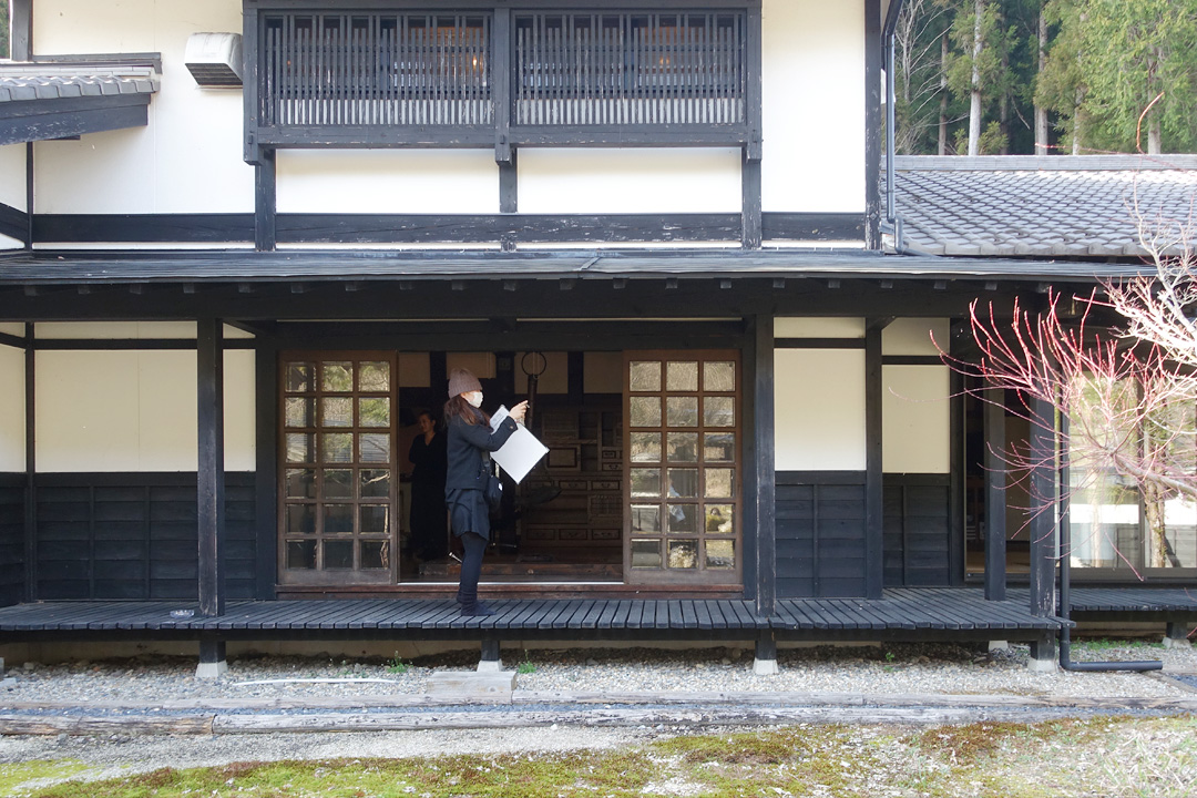 建物の写真を撮ったり