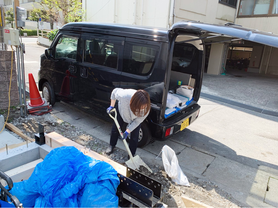 新築現場の手伝い 建築女子