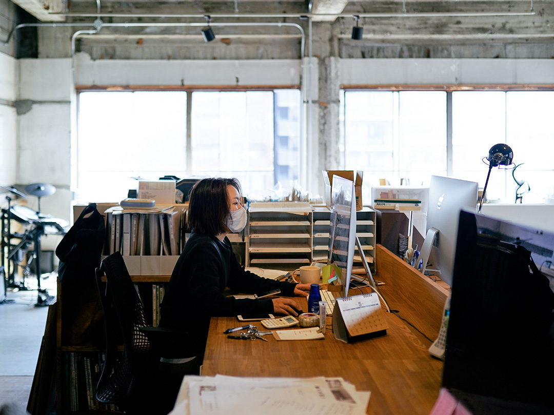 事務所でPC作業中の建築女子