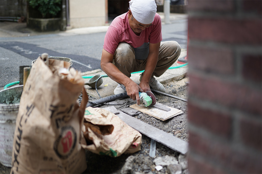 タイルを加工する職人さん 新築SE構法