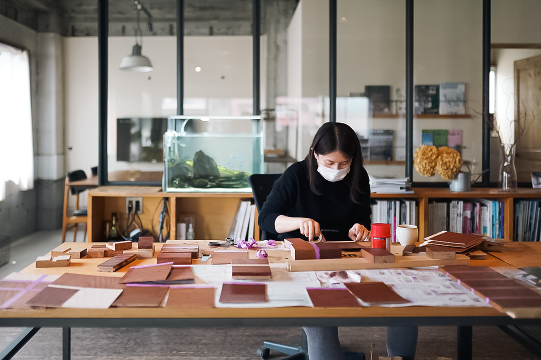 コツコツ塗装サンプルを製作する建築女子。建築設計デザイン京都