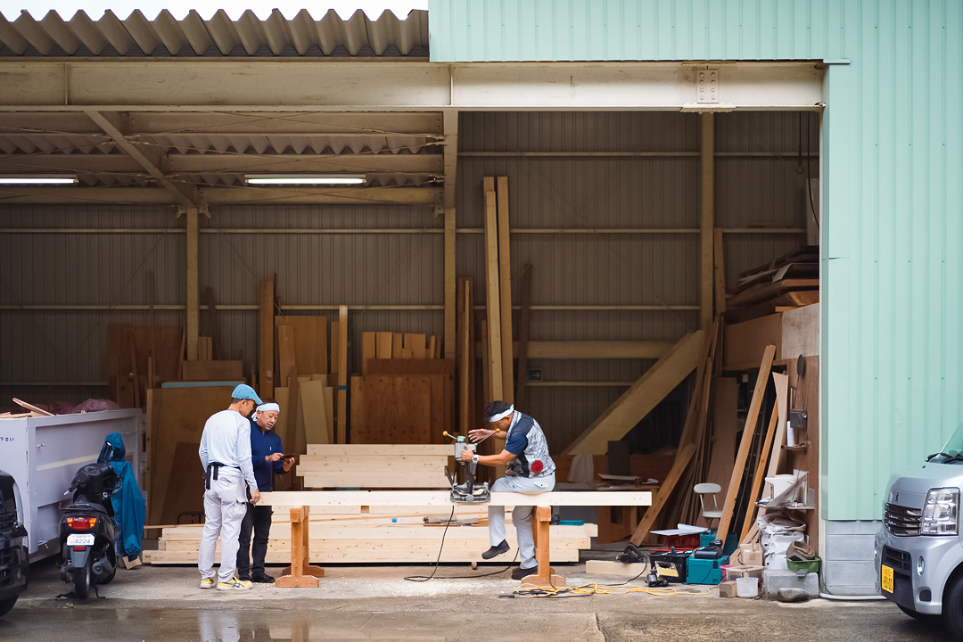 工場で作業をする大工さん