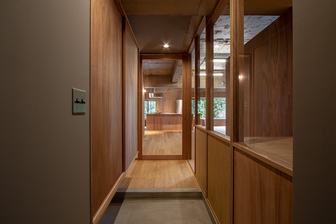 ガラス張りの開放感のある玄関 マンションデザインリノベーション京都