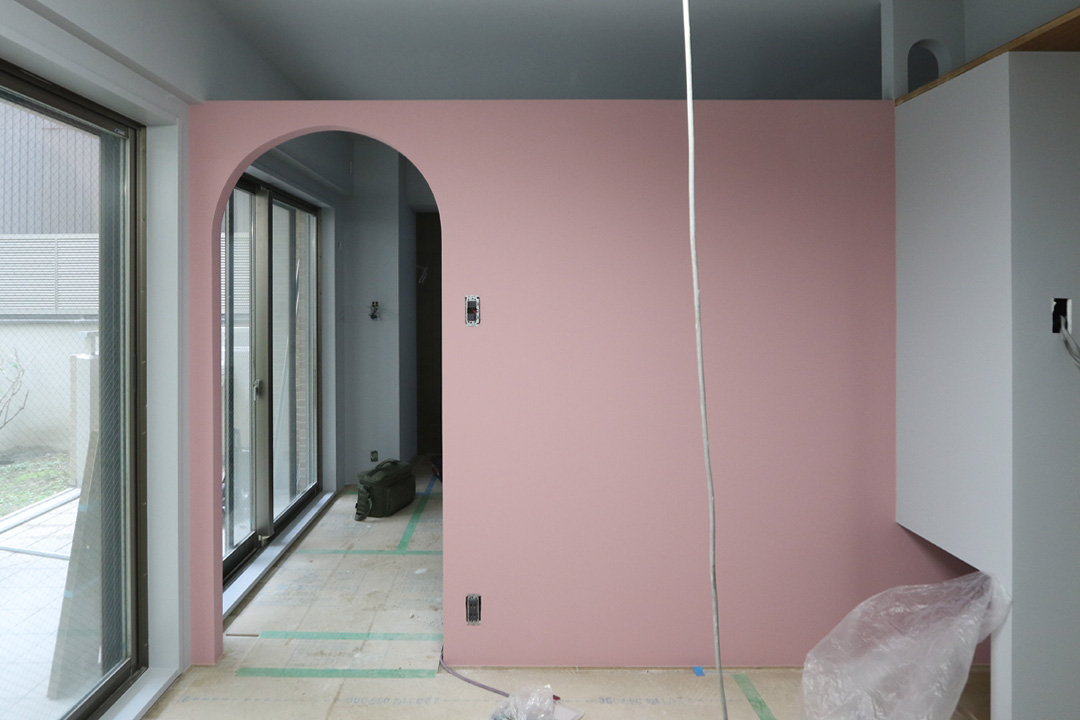 ピンクの塗装壁 マンションリノベーション京都