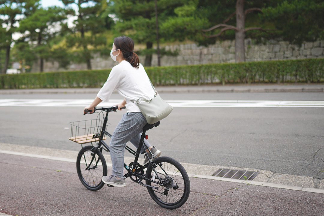京都二条城を自転車で走る洛スタッフO　デザインのよいミニベロ自転車
