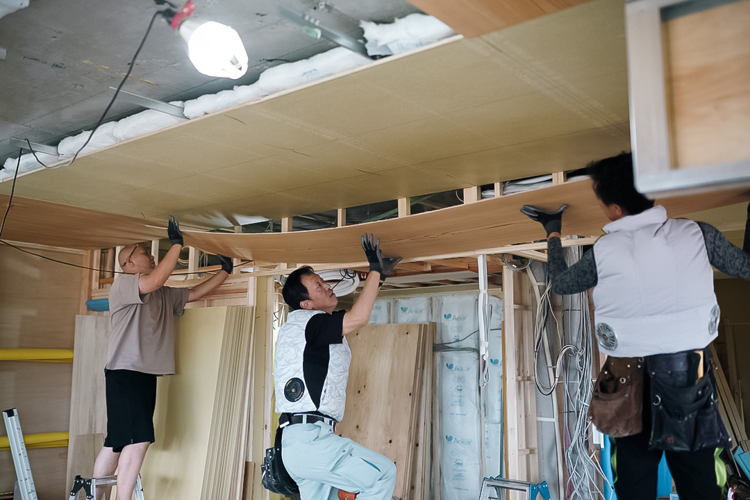 マンションの天井ということもあり、少し特殊な方法で施工