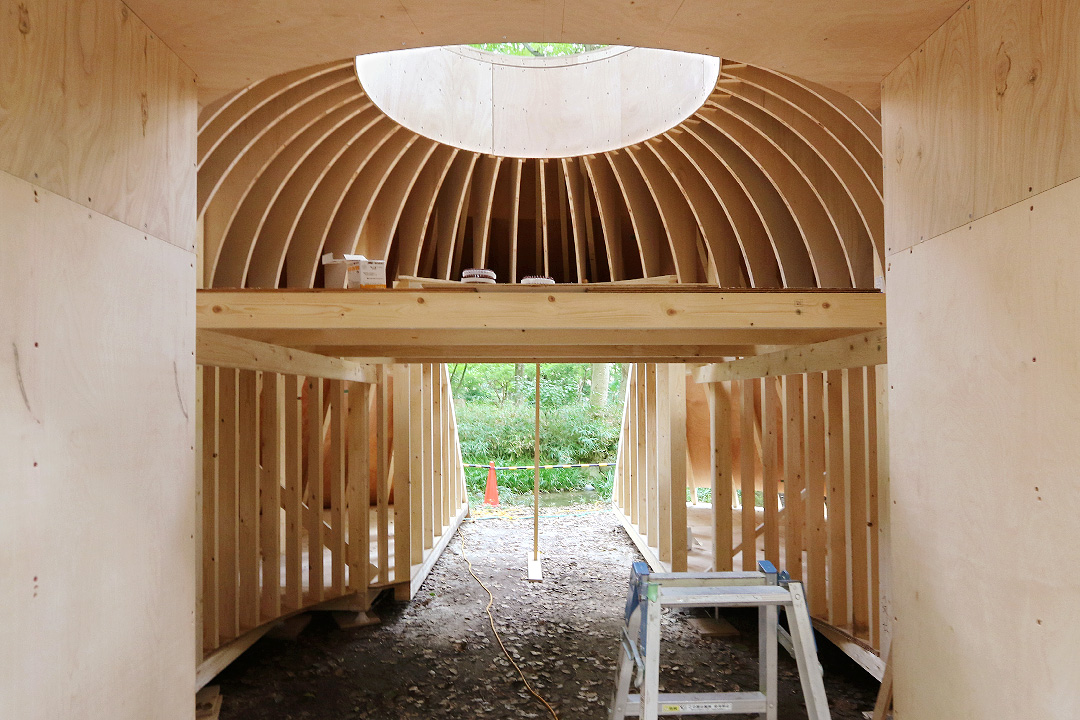 丸の不思議な形の構造物 デザインアート 施工