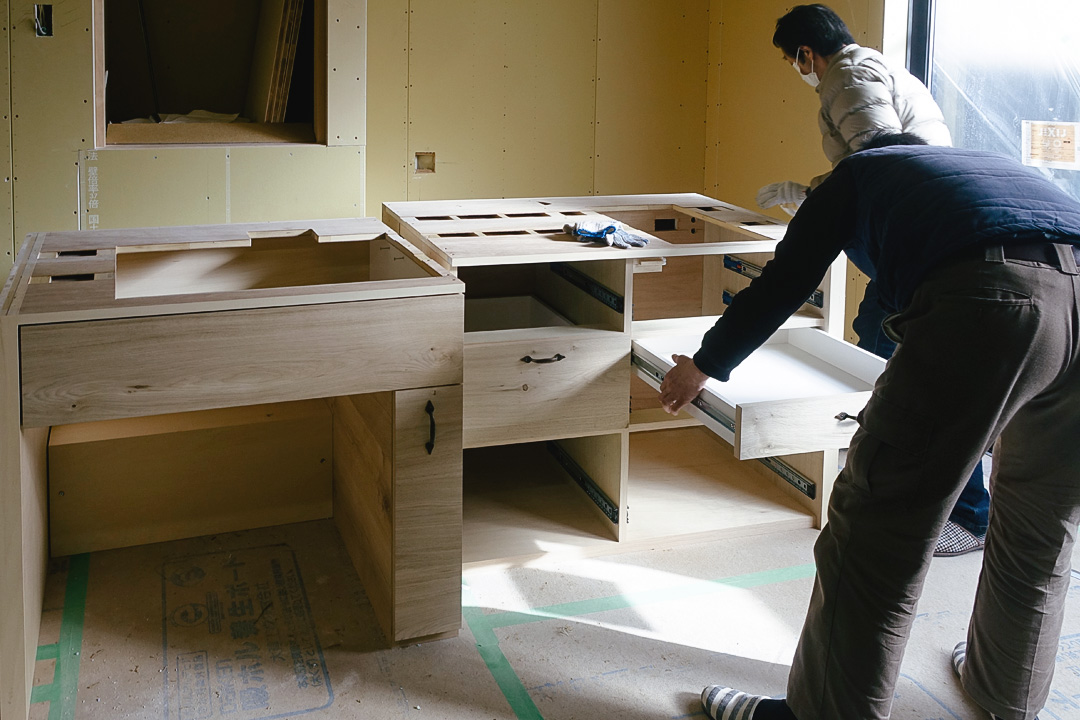 下鴨住宅リノベーションの造作キッチン 木製キャビネット