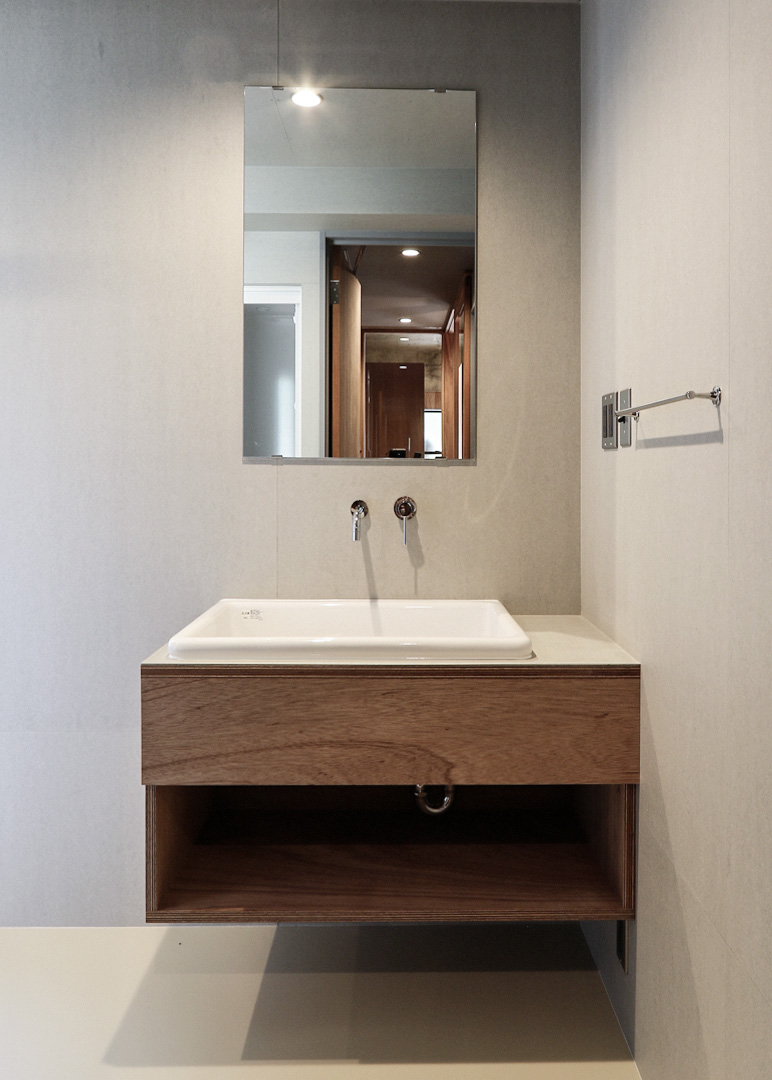 フレキシブルボードとラワン合板で製作した洗面台 マンションリノベーション京都