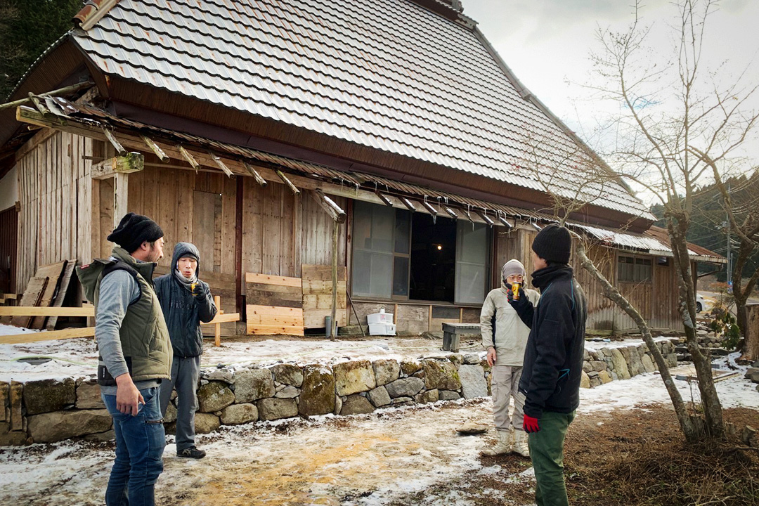 京都の街中に比べ、ぐっと冷え込む花背の現場。暖かいコーヒーで一休み 京都職人