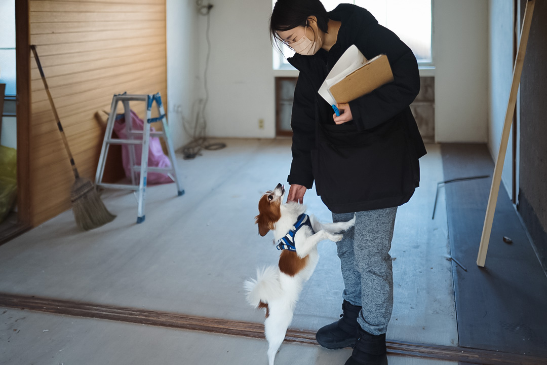 建築設計スタッフにあいさつするエテちゃん｜店舗リノベーション京都