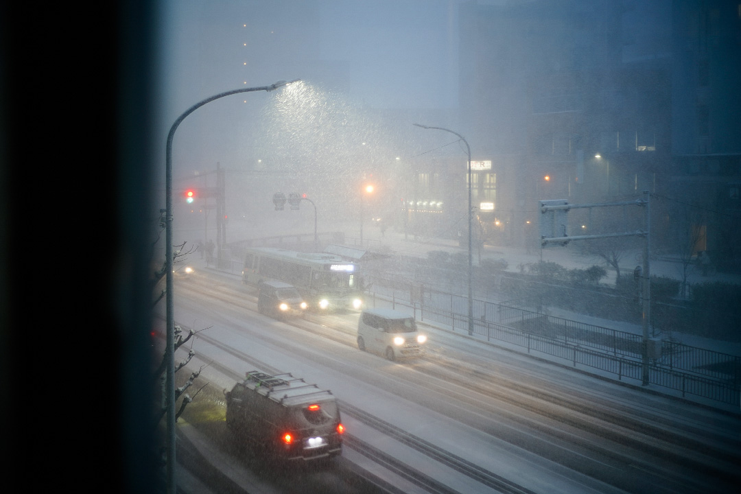 常に車が行き交う、大通りの 京都 堀川通も、あっというまに雪景色