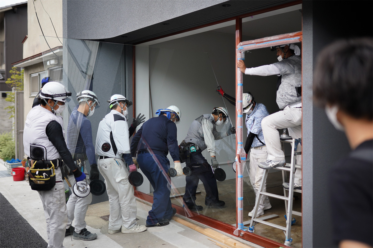 たくさんの職人さんが、慎重にガラスを運びます。京都市左京区