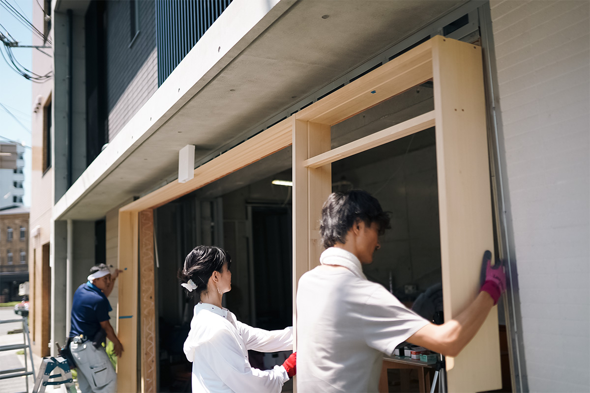 店舗エントランスの、大きな木枠を取り付け 京都カフェデザイン