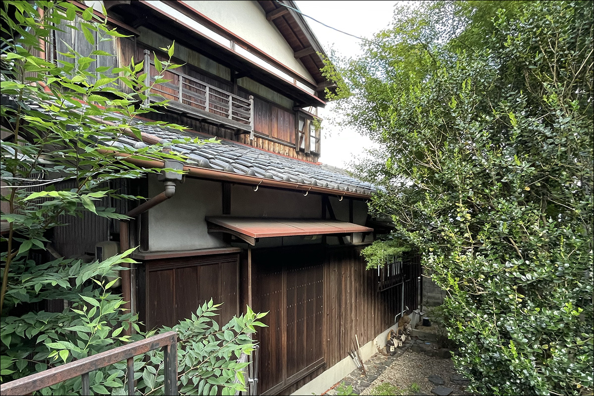 現状の建物はどこか懐かしくてノスタルジー。古民家を美容室にリノベーションします