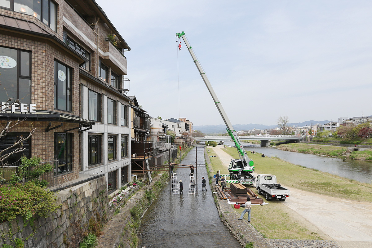 三条大橋 京都鴨川で夏の風物詩 納涼床を設置しています