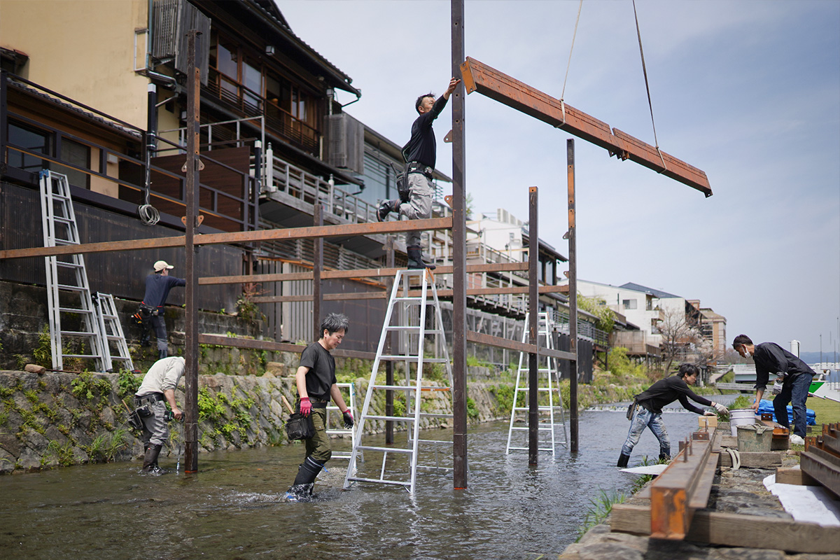 京都鴨川の納涼床　川床 組み上げ　店舗デザイン
