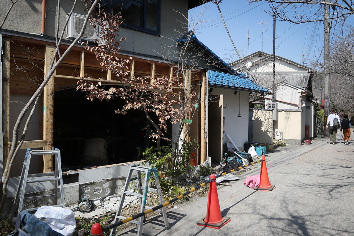 現場では、まずはお店の外壁と古い窓を撤去。