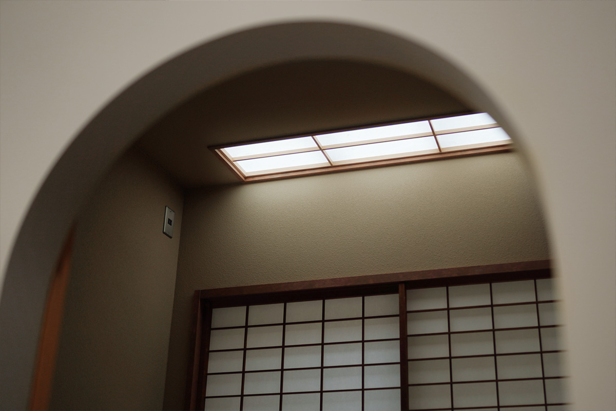 和室の天井には、落ち着いた光が差し込みます