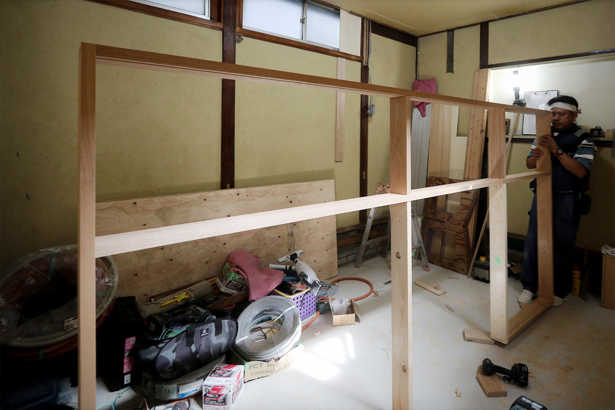 間仕切り格子窓を製作する職人さん