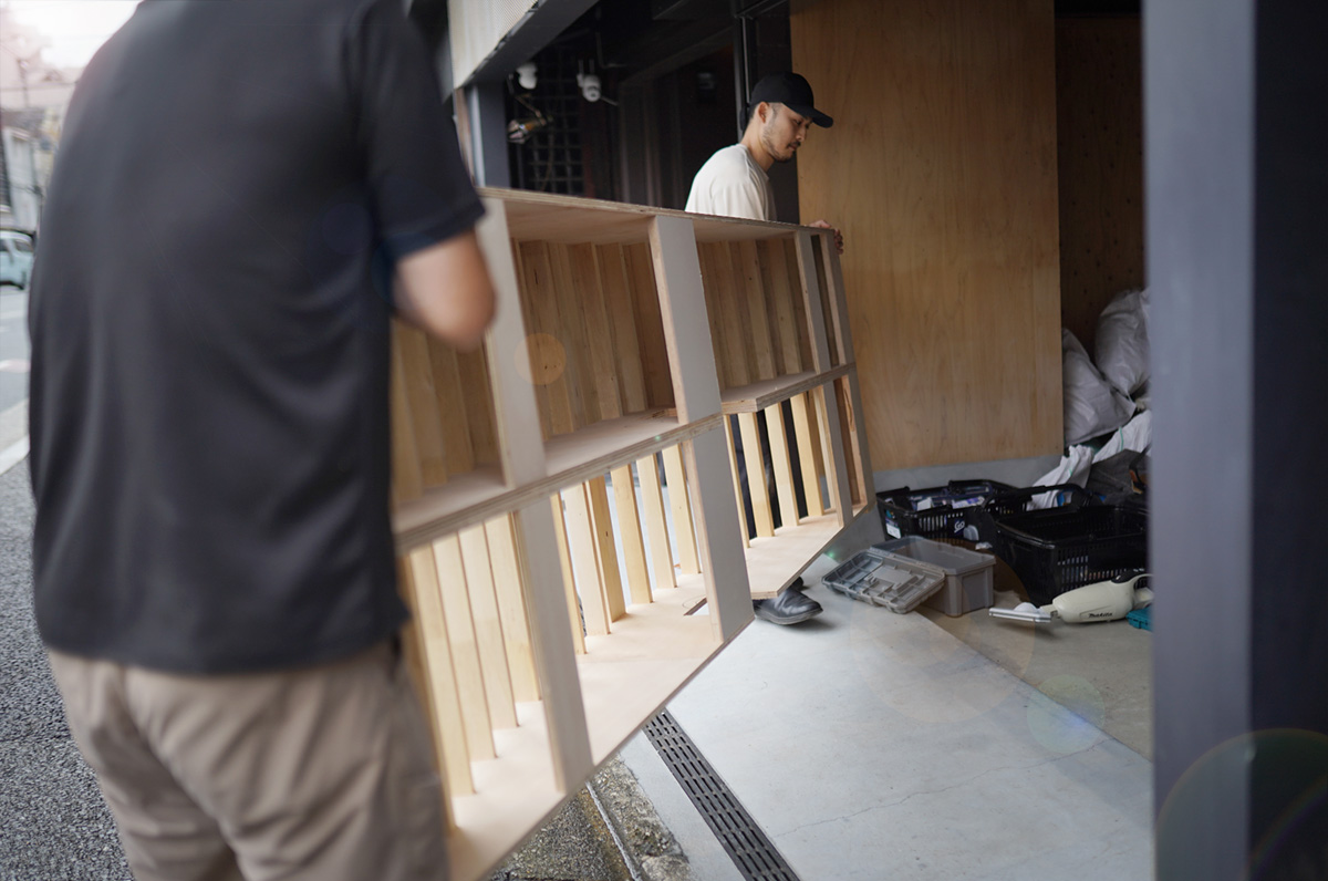 京都四条大宮の現場へカウンターを搬入