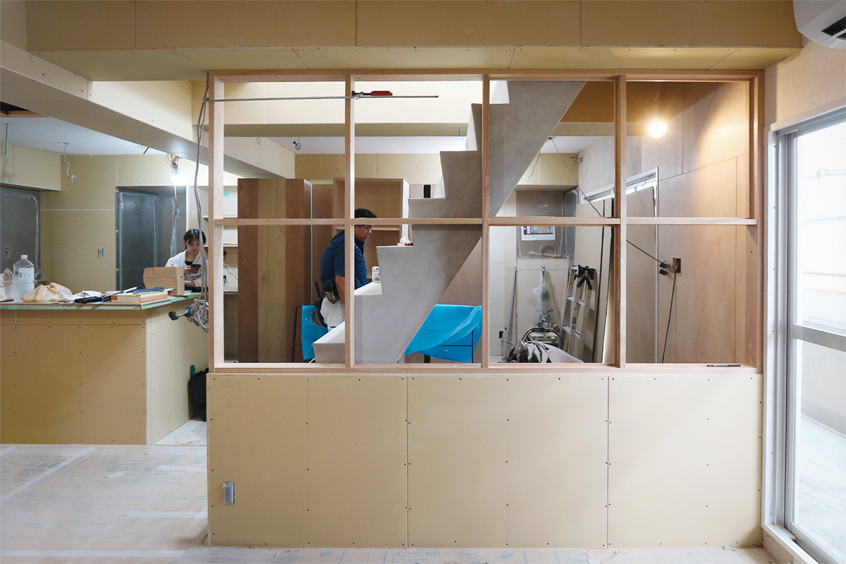 京都マンションリノベ 階段 木製格子窓