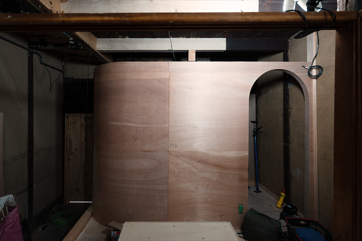 京都市東山区の町家をリノベーション改装したネイルサロン、アール壁の施工中の様子