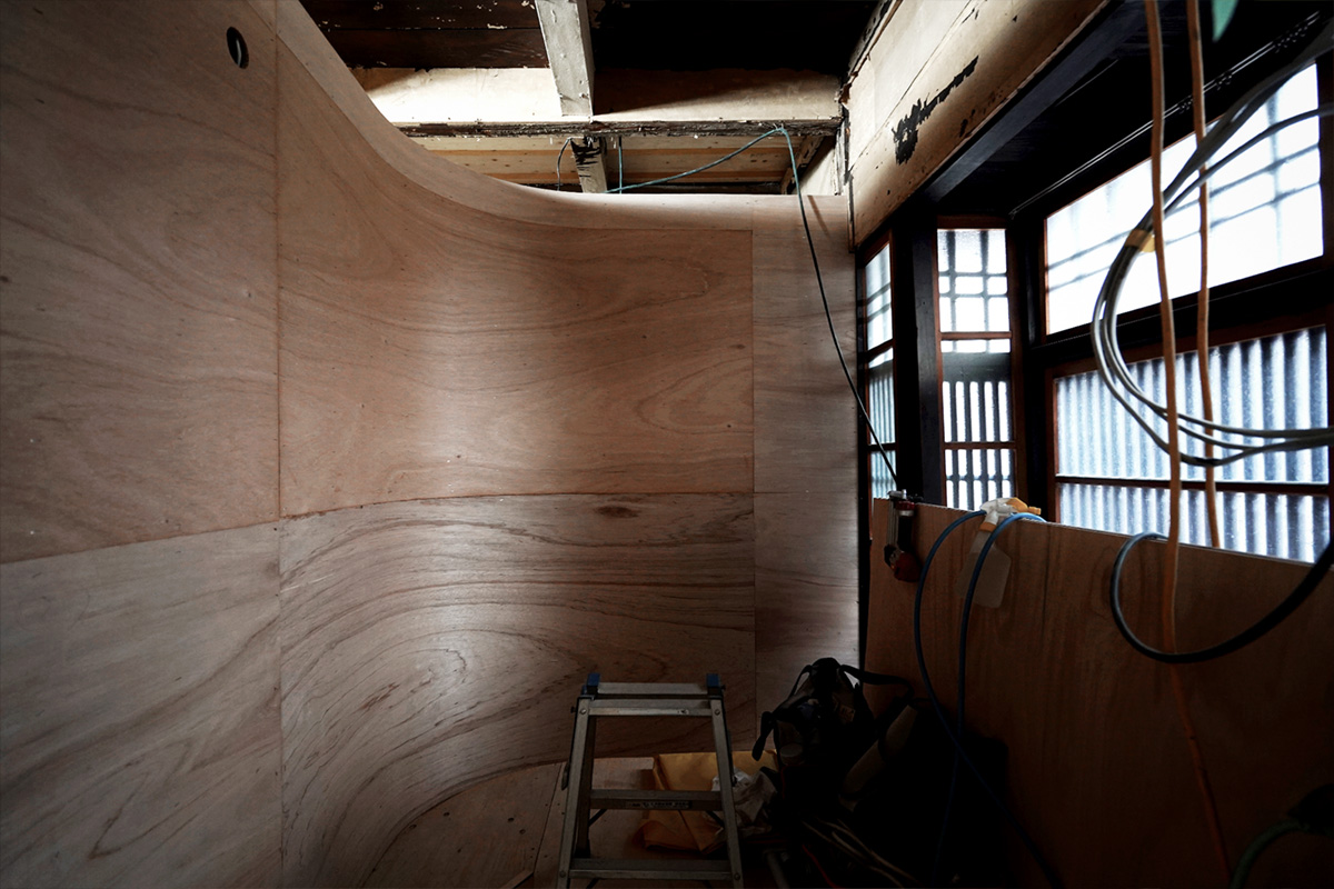 ネイルサロンリノベーション現場、曲線の個室が組み上がった室内