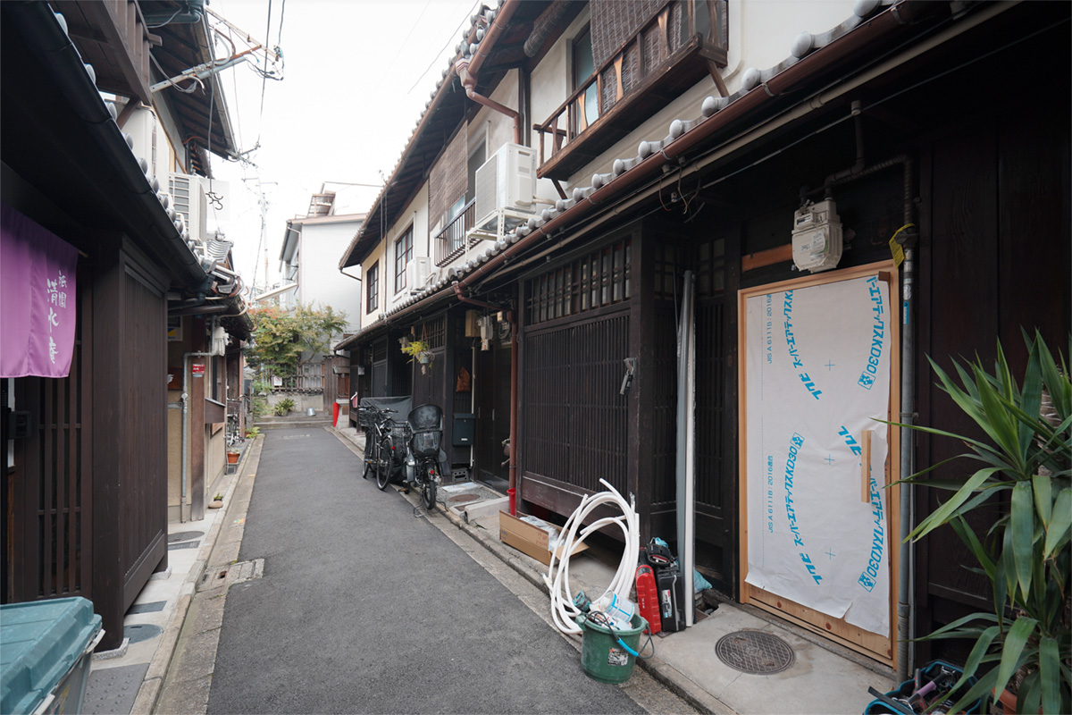 京都市東山区の路地にある町家をリノベーション中のネイルサロン外観。改修工事が進む店舗前の様子。