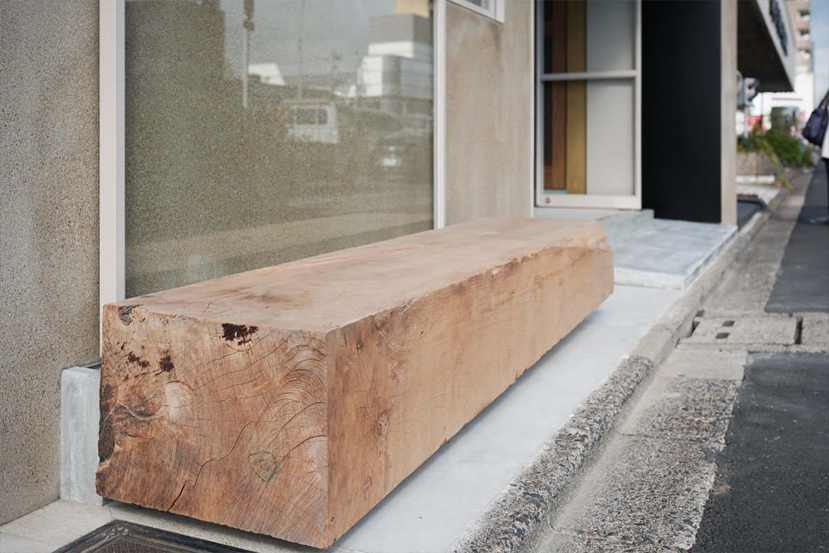 京都・二条城の北コーヒースタンド。ファサードに、大きなケヤキの無垢ベンチを設置しました。