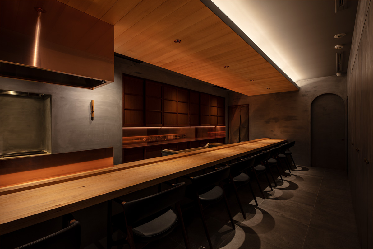 京都・東山区の日本料理店「近野」店内。無垢カウンターと銅板が映える和モダンなカウンター席。
