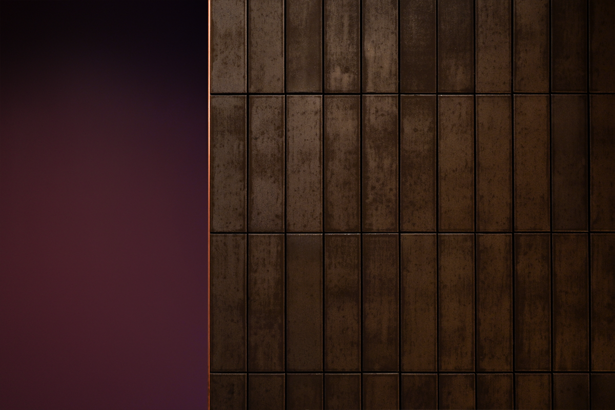 「近野」店内の濃色タイル壁ディテール。陰影が際立つ和モダン素材。