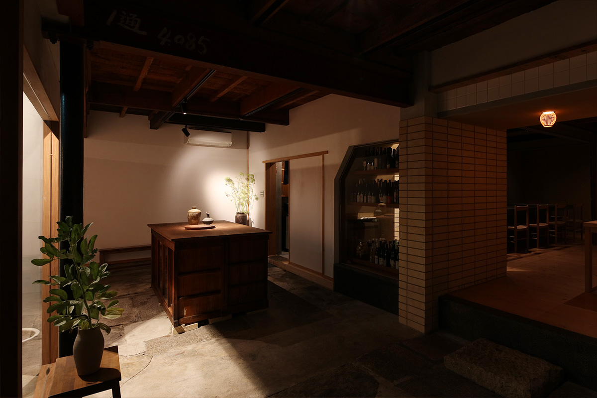 既存の建物をうまく生かしたデザイン空間　柳原照弘デザイン