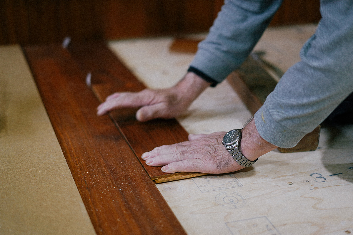 無垢フローリング貼りの様子