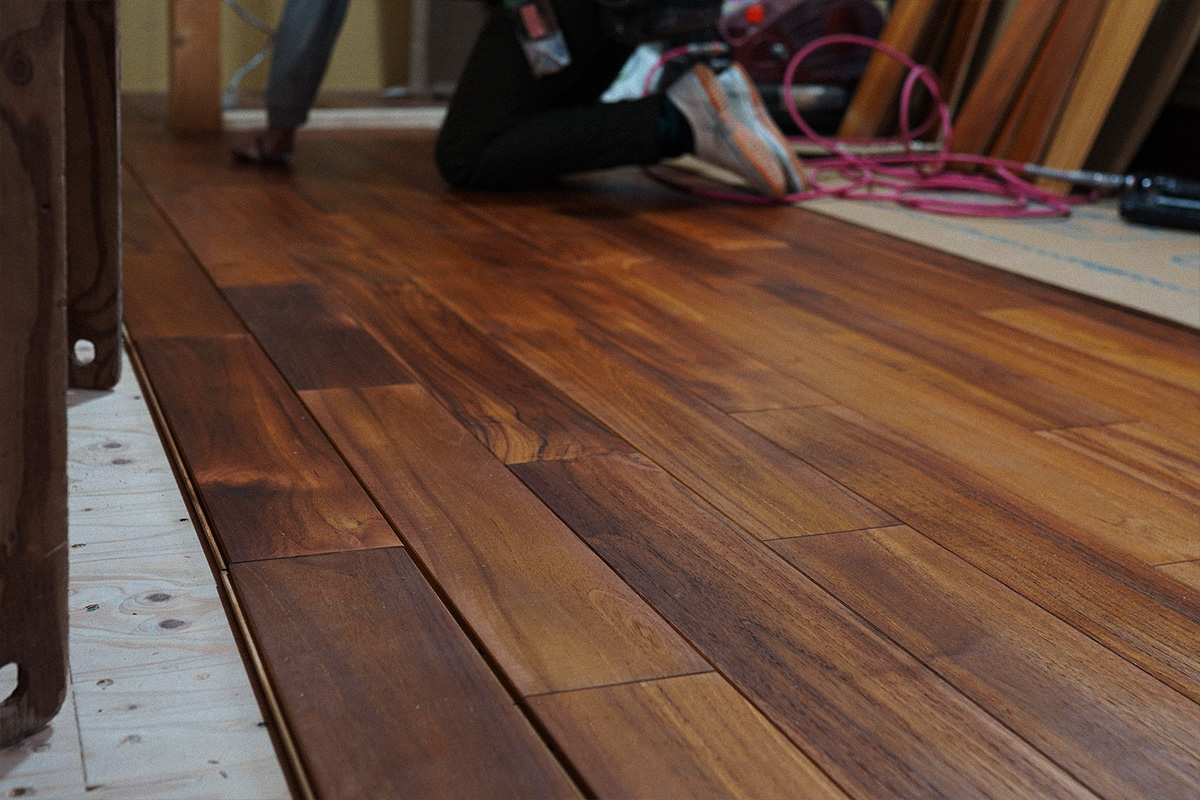 無垢チーク材のフローリング