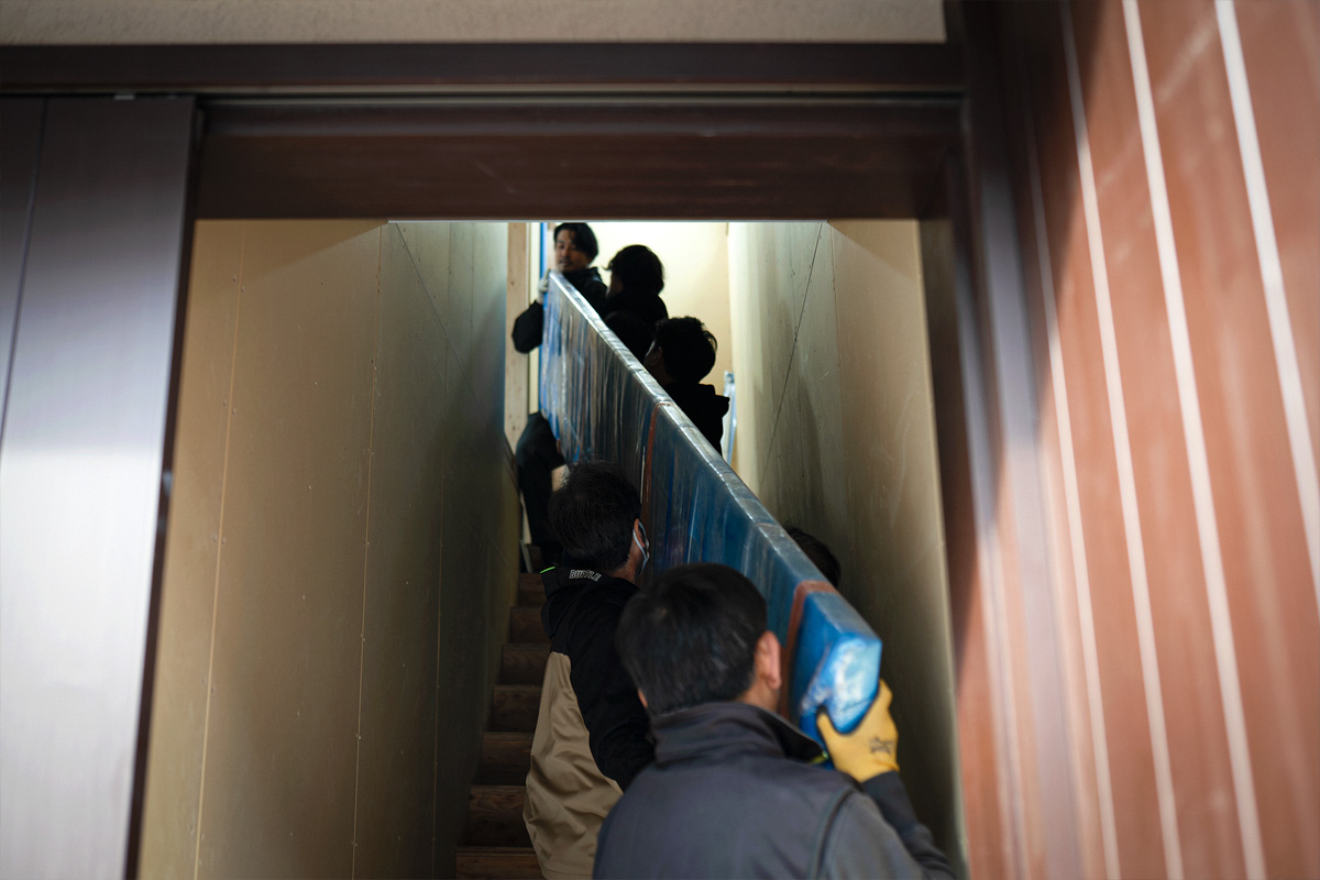 無垢一枚板をを2階へ丁寧に搬入