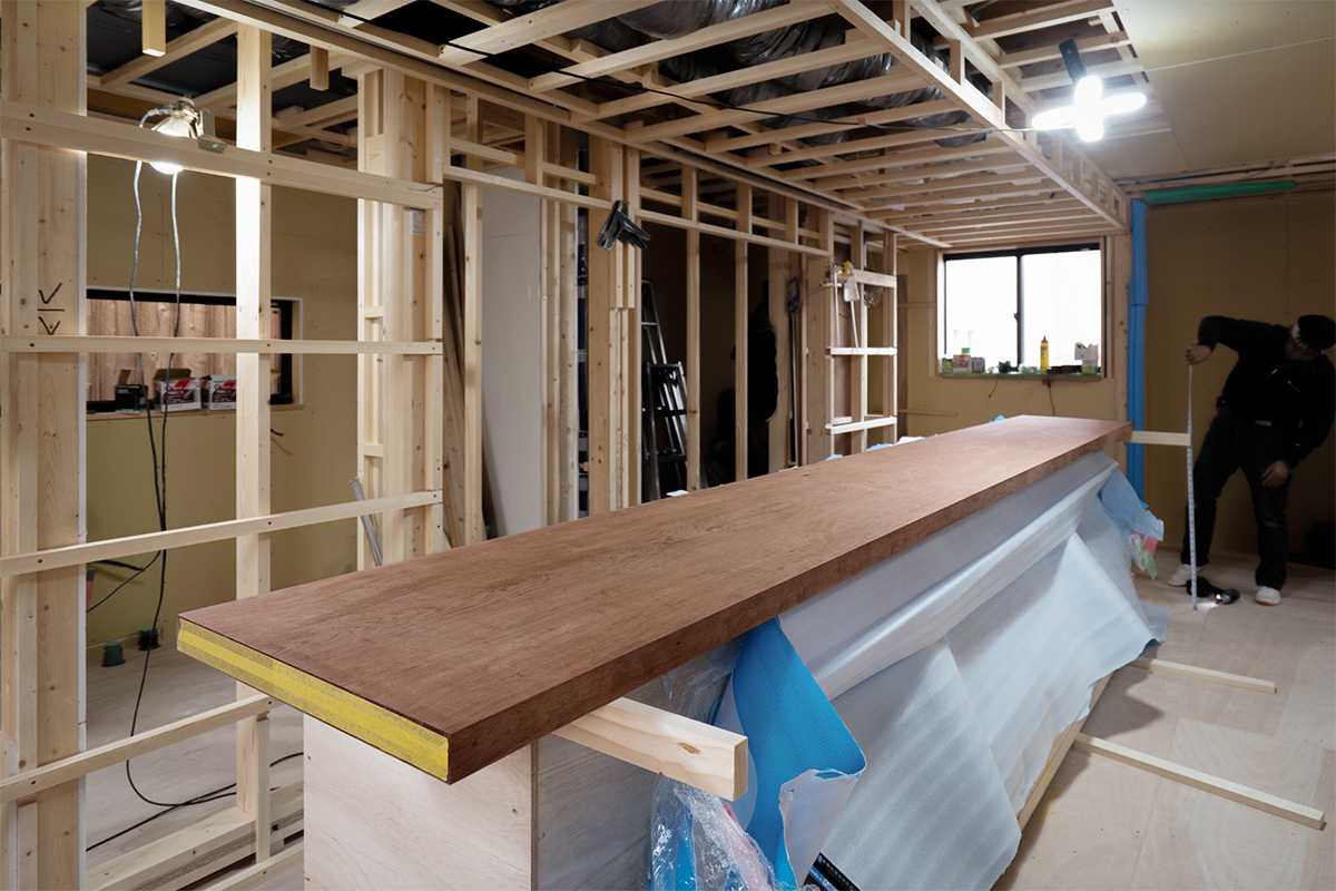 京都市東山ワインバーの名木カウンター