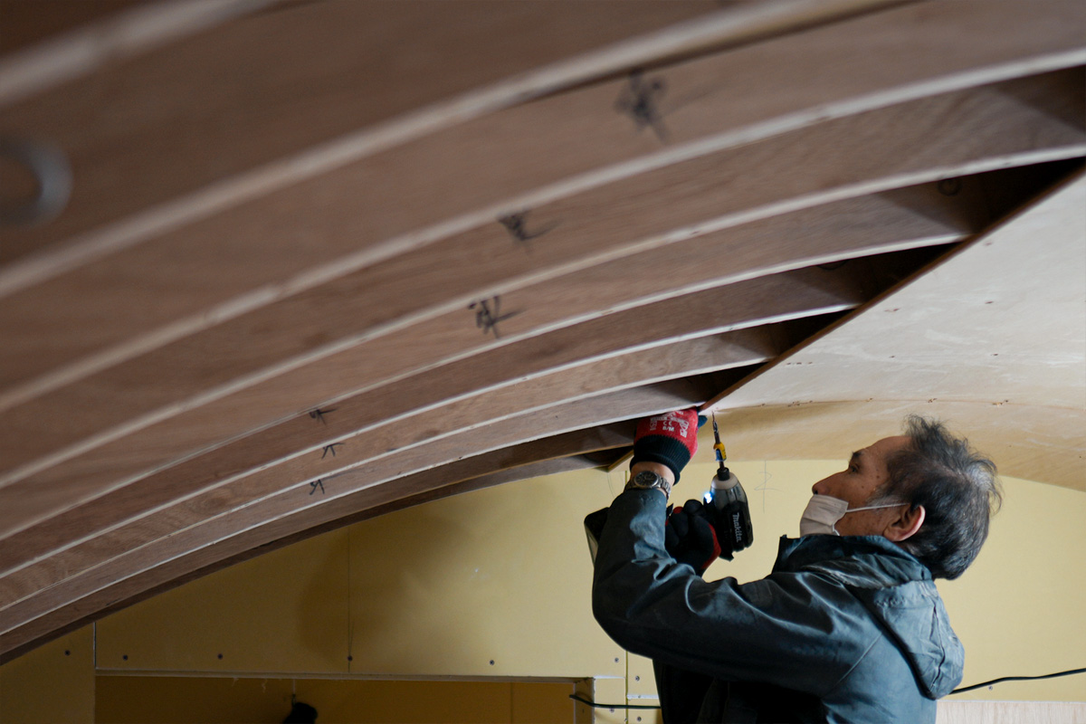 アール形状を丁寧に仕上げていきます