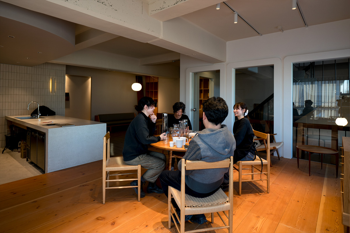 建築スタッフとカフェスタッフでミーティング中 width=