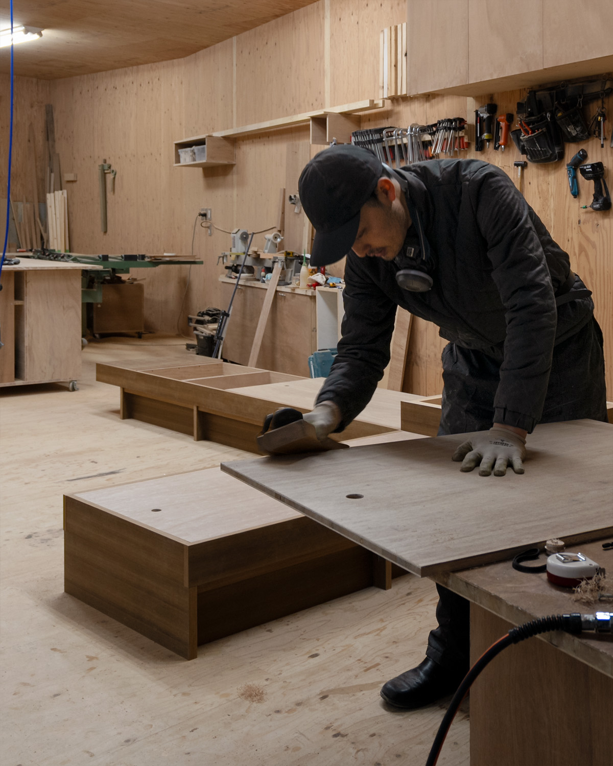 京都のワインバーリノベーションで使用する特注ソファを家具工房で製作している様子