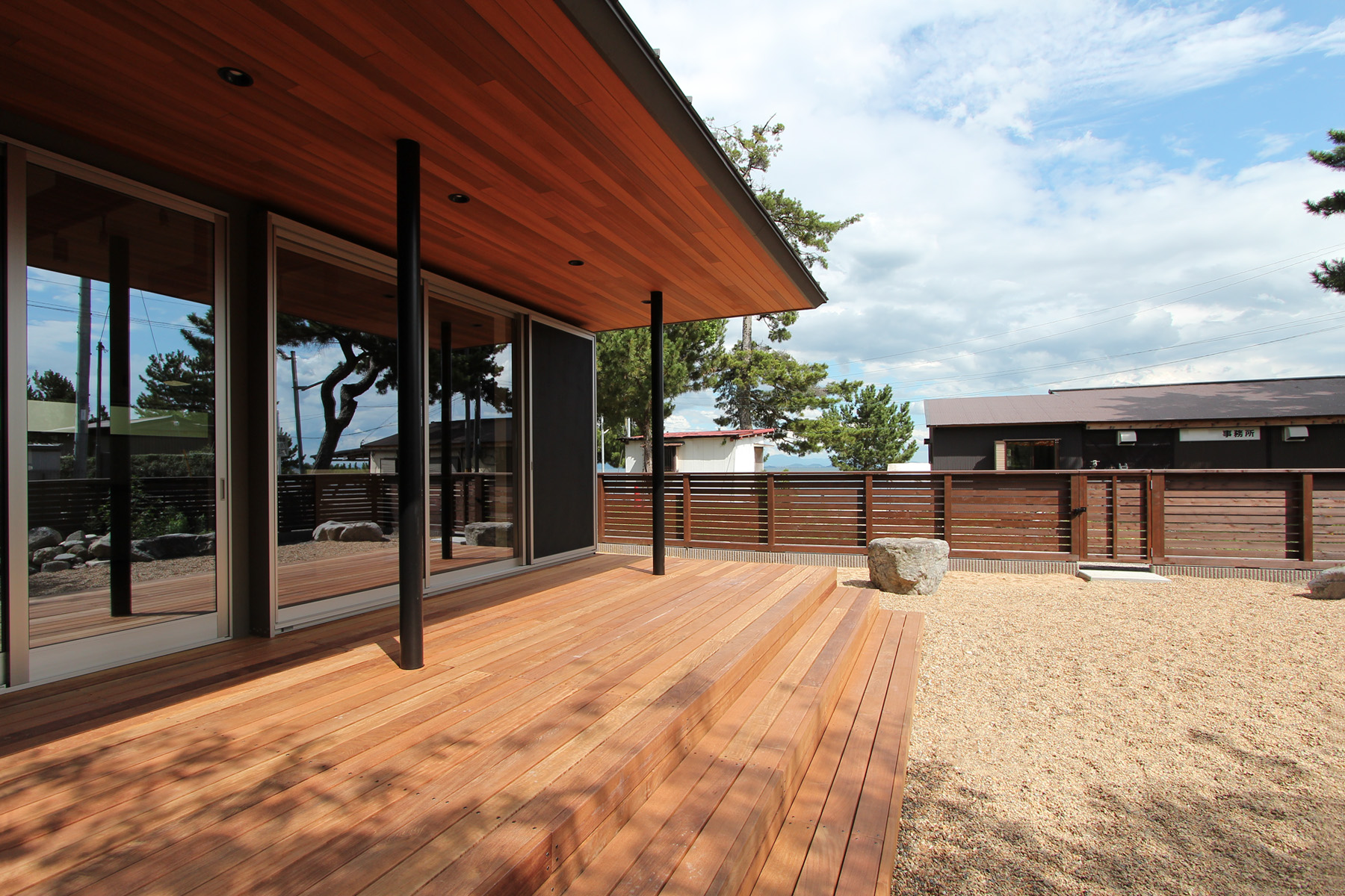 琵琶湖のリゾート住宅、セカンドハウス 別荘 ウッドデッキ 新築デザイン