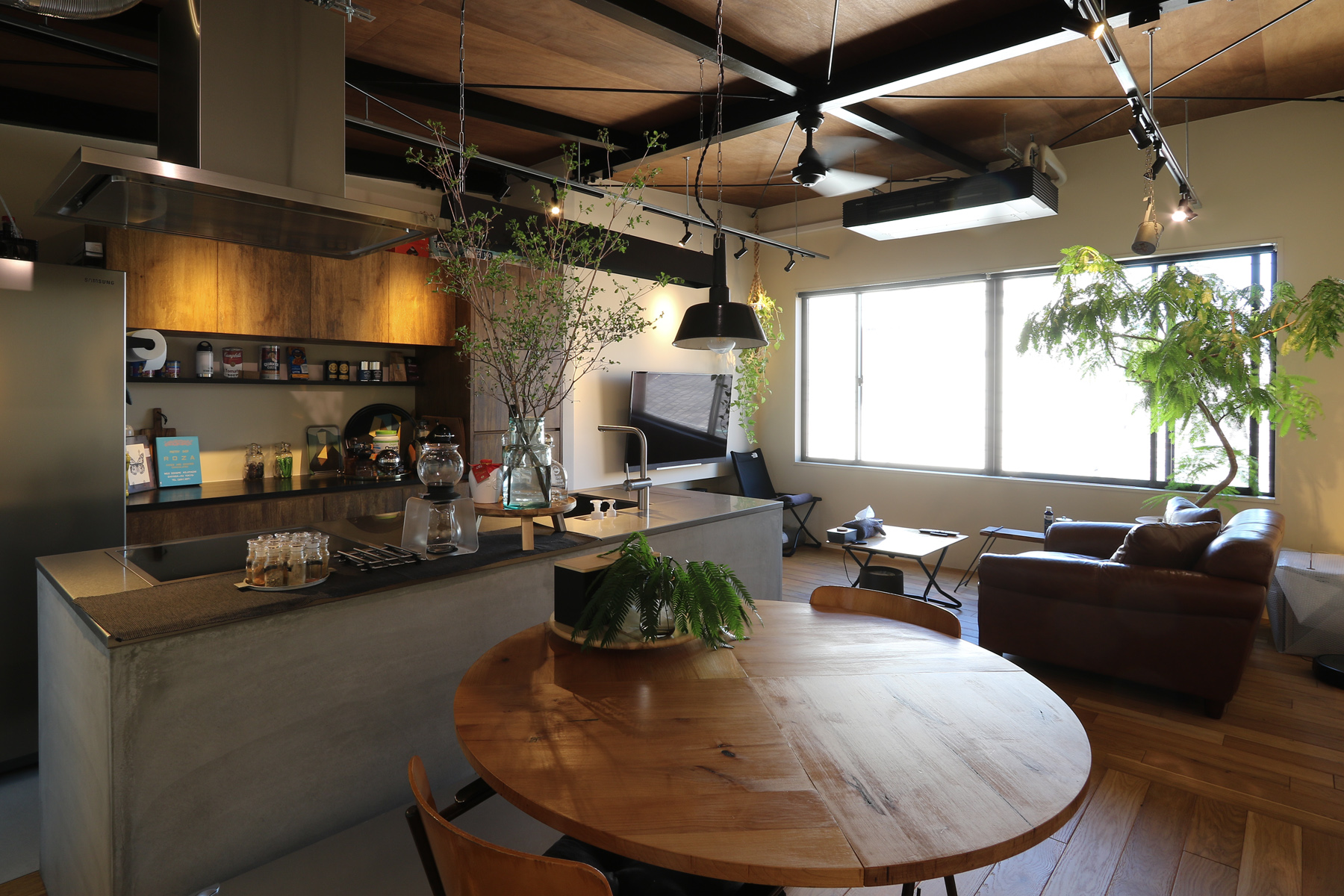 無骨で上品なカフェデザイン空間、暮らしを楽しむリノベーション。モルタルキッチン 大人のデザインリノベーション