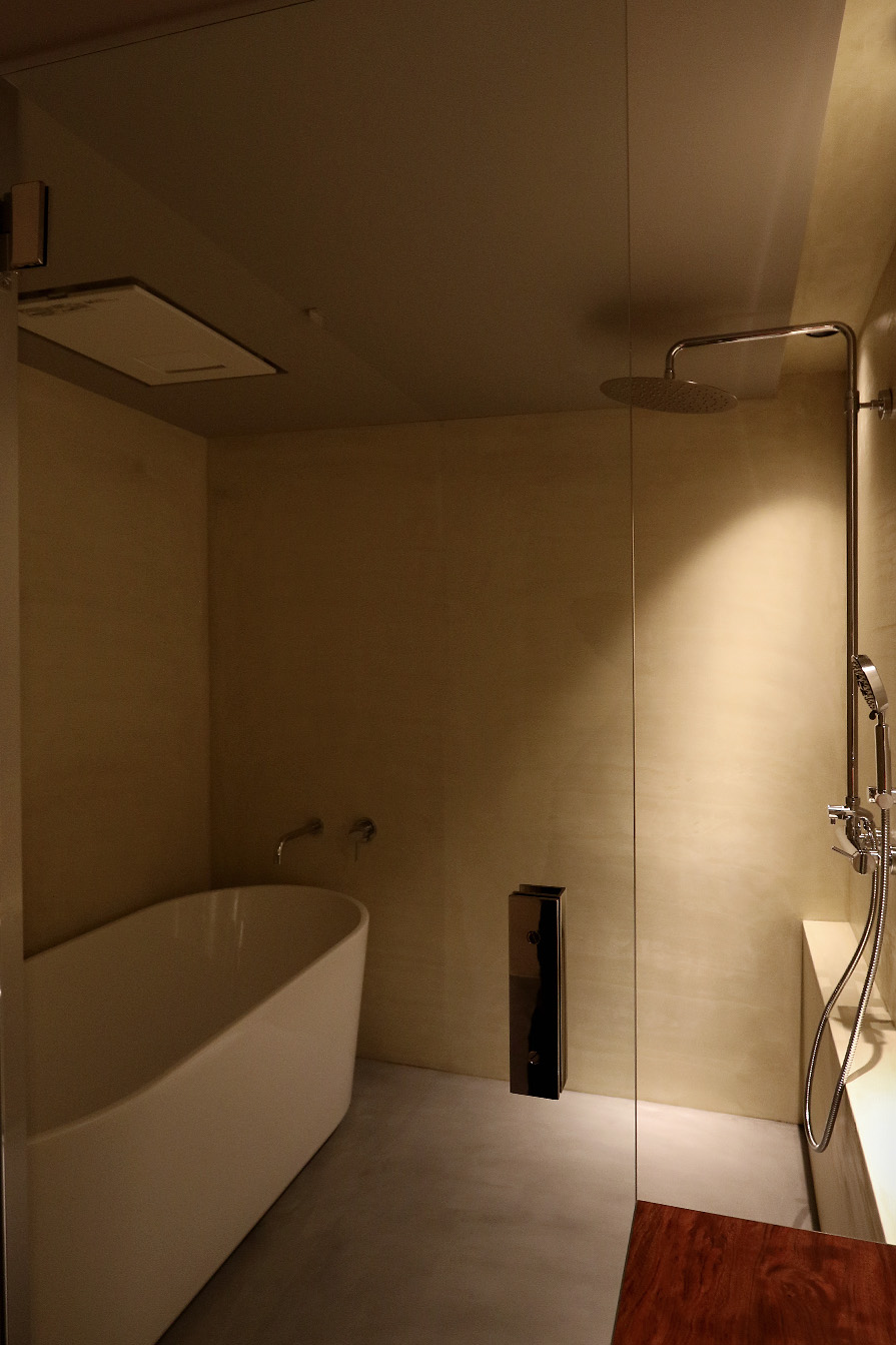 浴室デザイン バスタブ 浴室の壁は左官モルタルコテ押え仕上げ