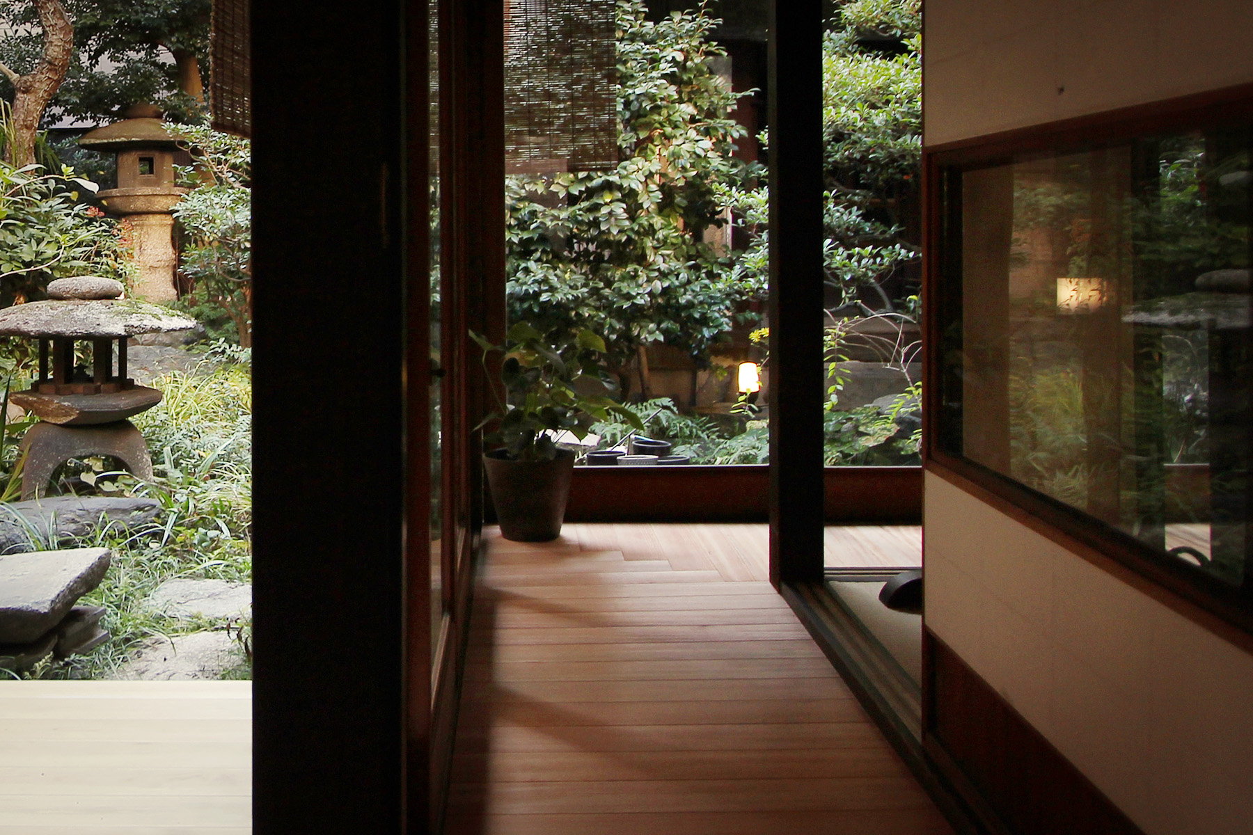 京町家リノベーション 京都の庭 縁側 無垢の床
