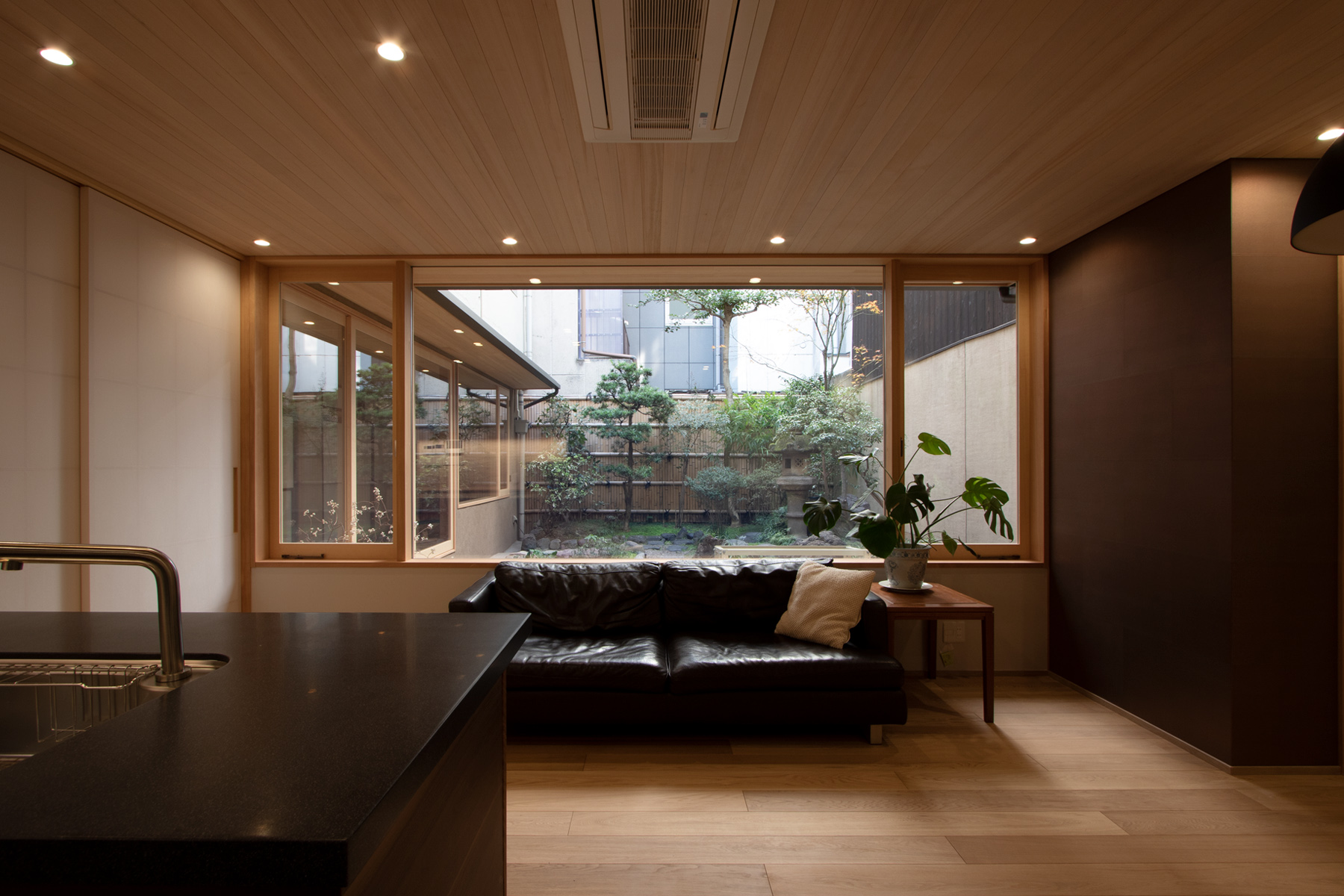 お庭を眺められる広々としたキッチン。暮らしを楽しむ スローライフ 空間 京都の庭