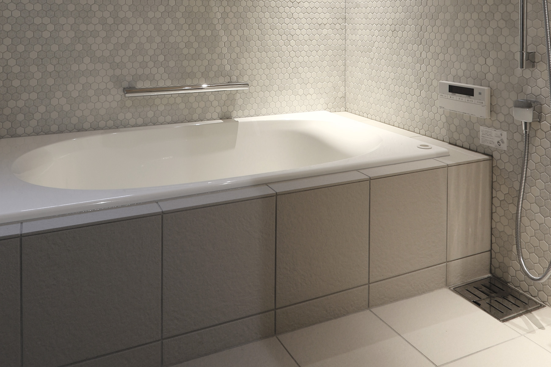 淡いグレー デザイン浴槽｜六角形モザイクタイル 造作浴槽